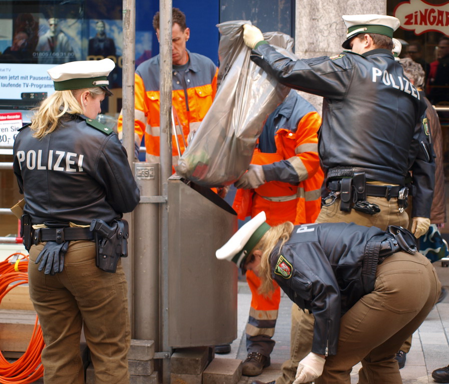 Suchmassnahmen am Koelner Neumarkt nach Raubueberfall im Parkhaus Wolfstr P22.JPG